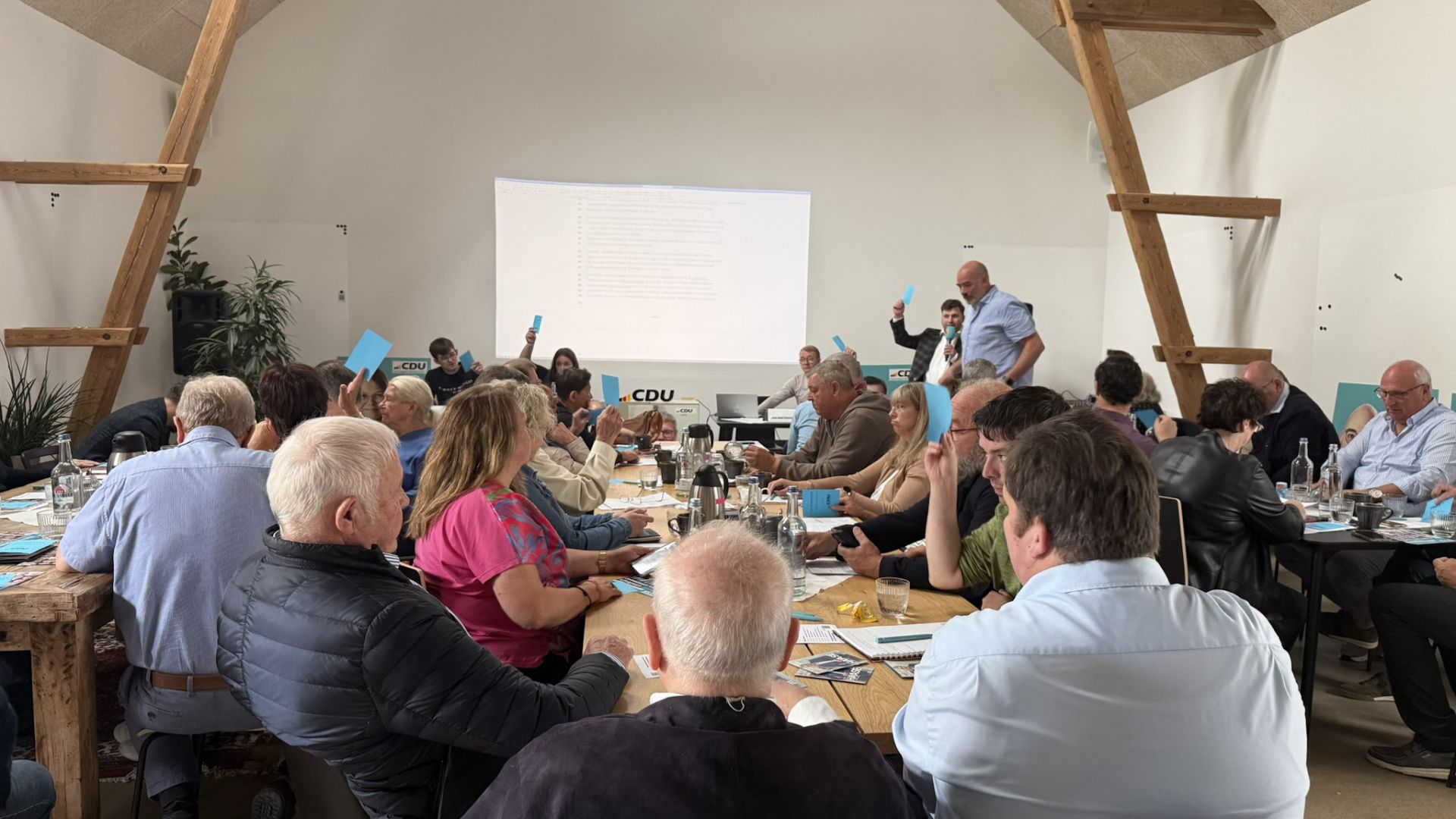 Mitglieder Stimmen auf dem Parteitag über Anträge ab
